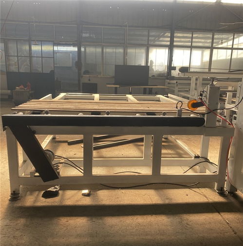 連意全自動拼板機 機械科技賦能，引領(lǐng)板材拼接新紀元